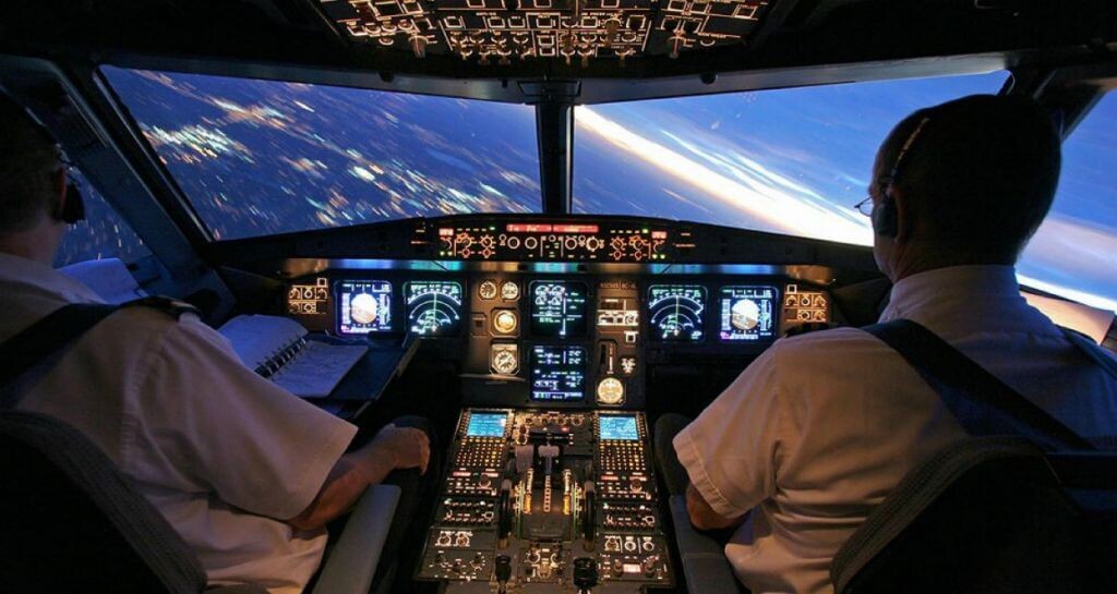    Считается, что мобильная связь может вызвать помехи и помешать нормальной работе бортового оборудования. Источник: www.biletik.aero