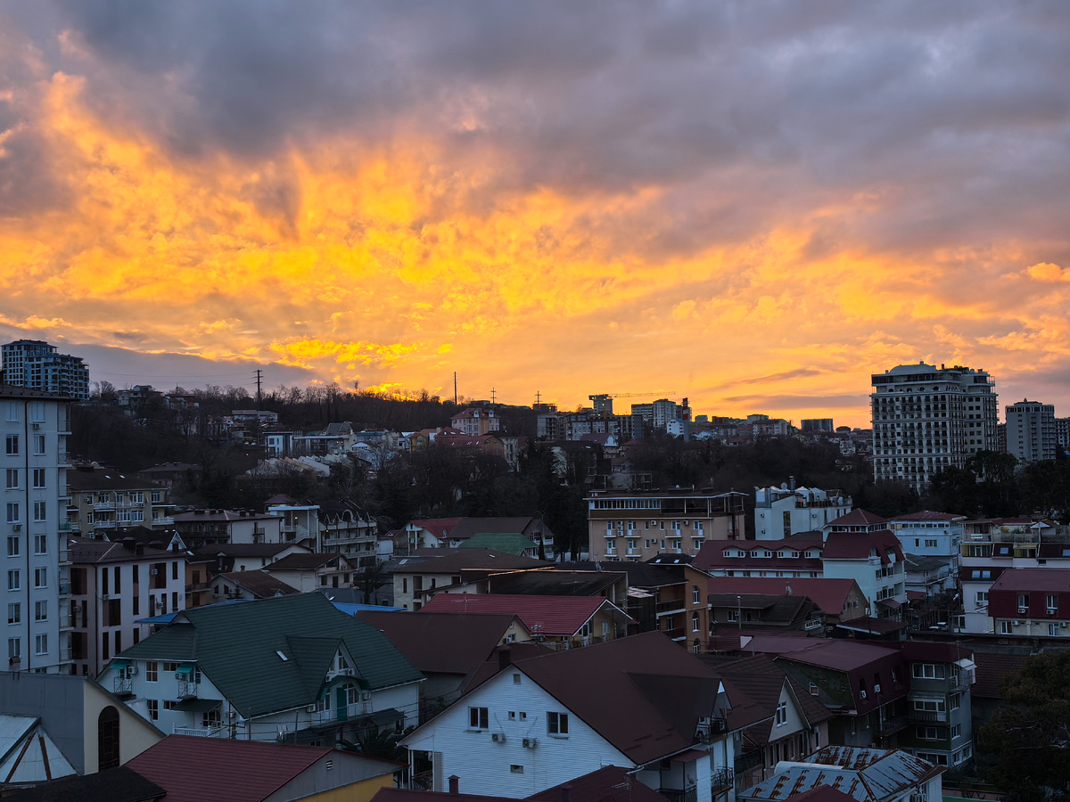 Вид с балкона на город. Рассвет