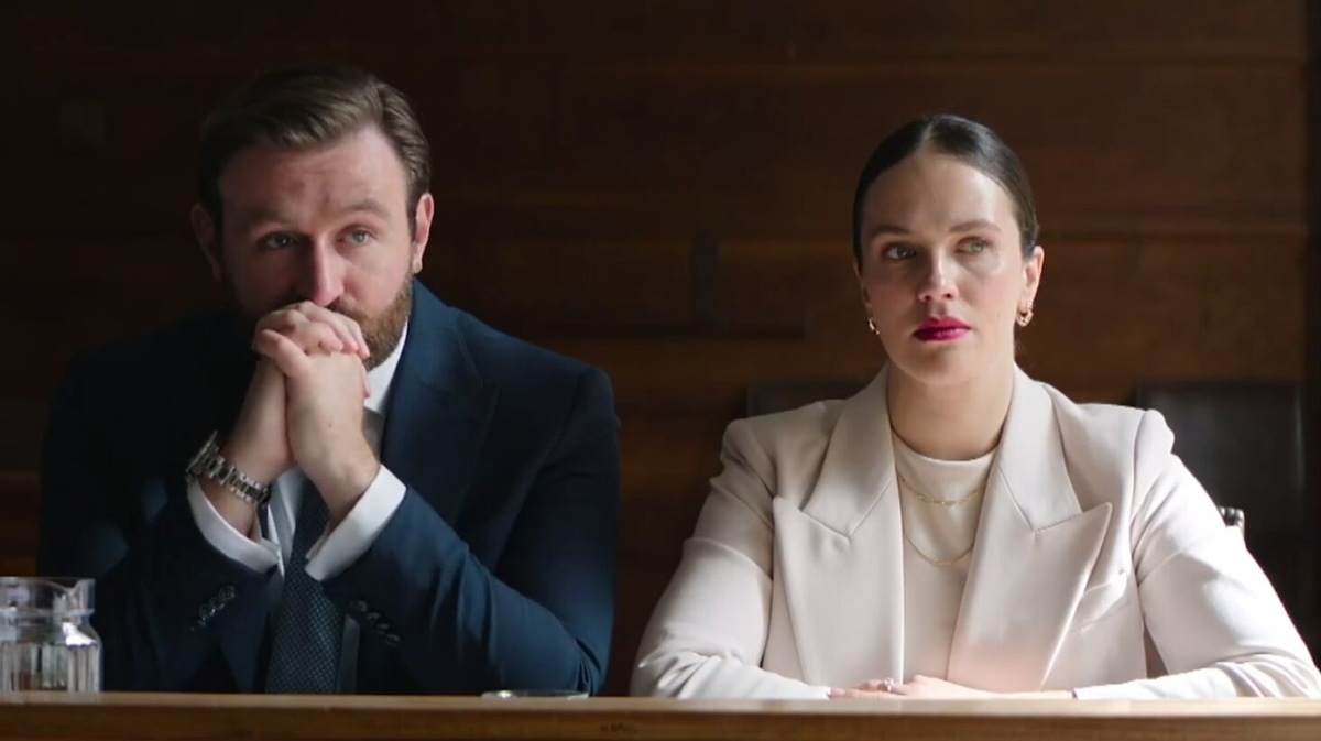 Кадр из сериала "Веди себя прилично" (2025, реж. К.Хьюит)