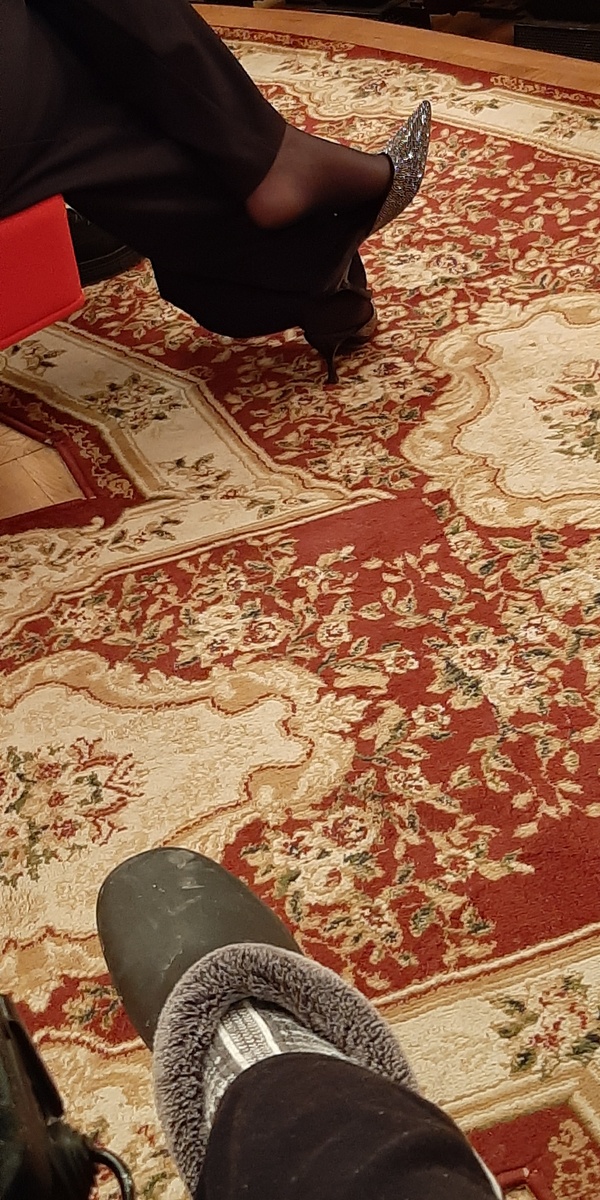 Моя обувь,  к сожалению в фойе грязью заляпали, а перед театром я её начистила 