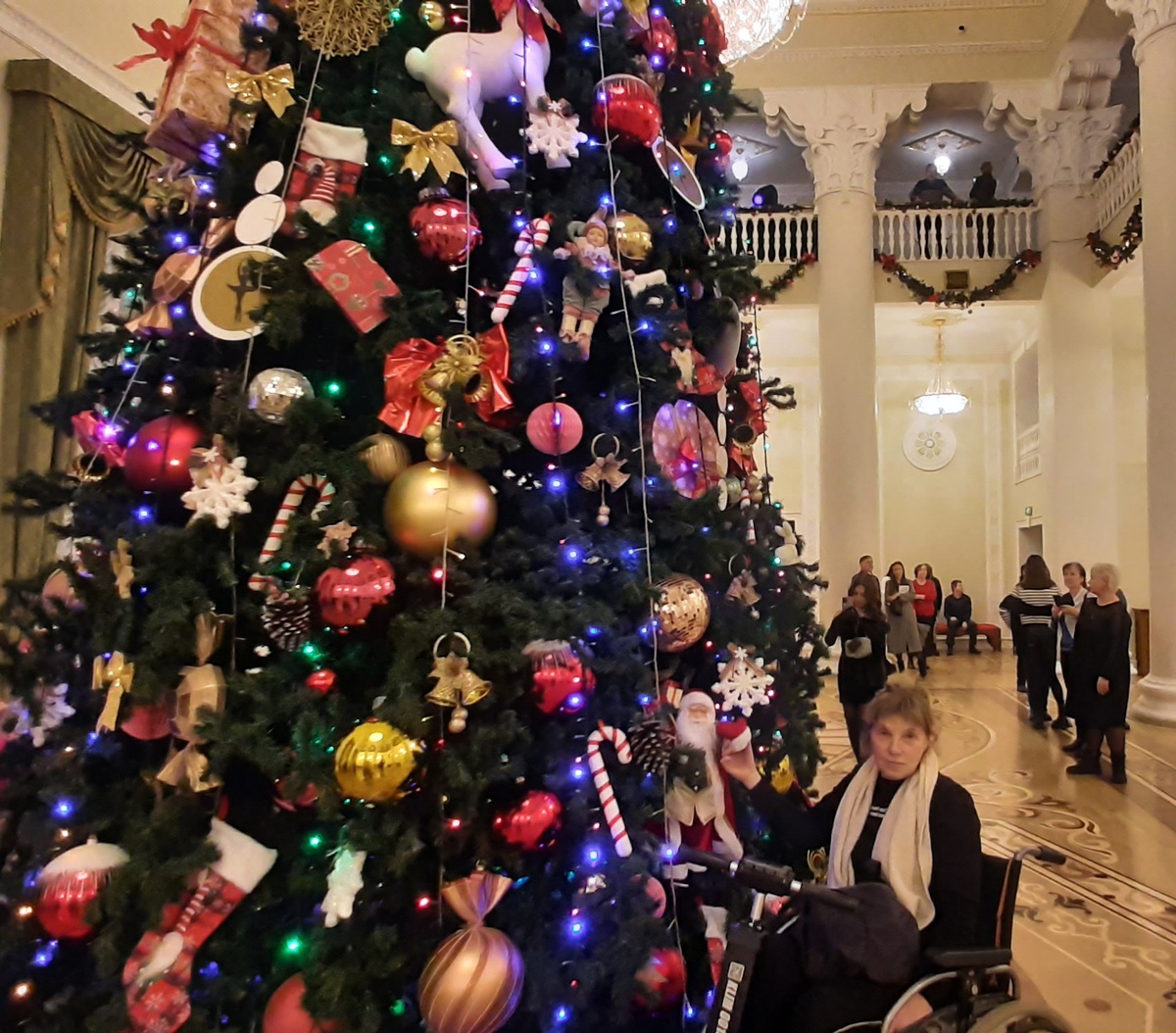 Около ёлки в фойе 