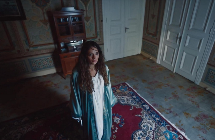 Кадр из турецкого фильма ужасов "Ведьма"(2024). Ковер тоже турецкий).