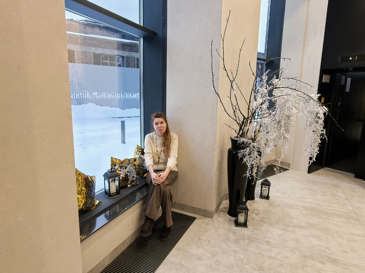 В холле отеля у лифта