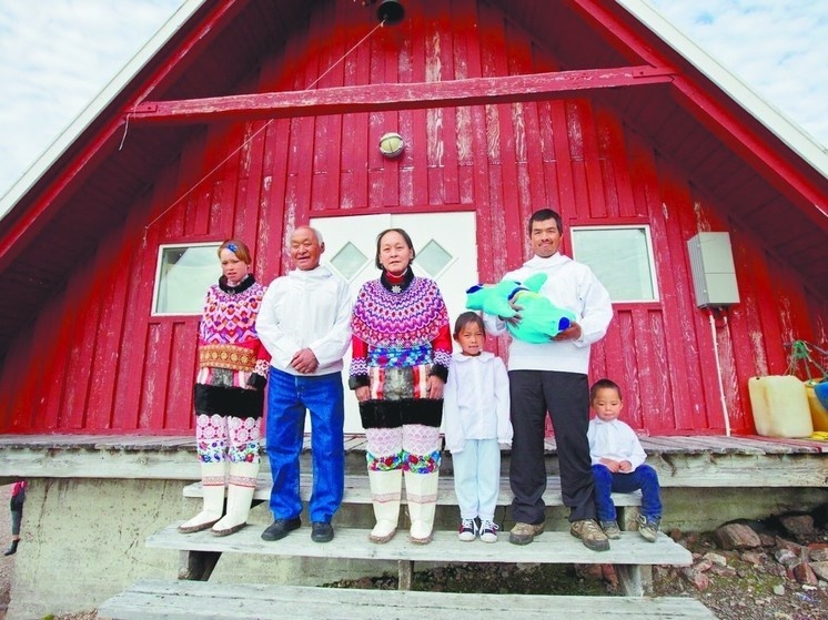 Семья инуитов. Фото: Галя Моррелл