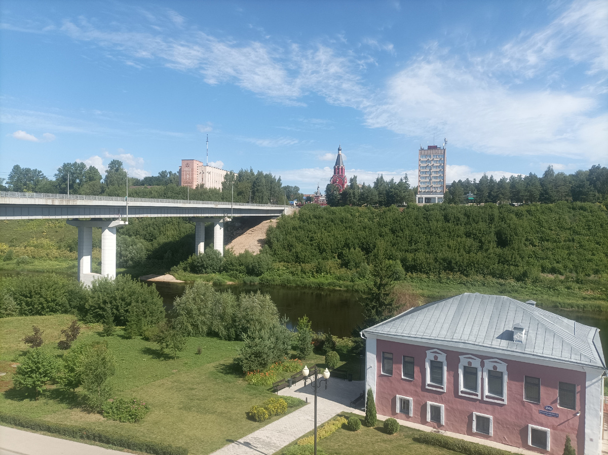 Вид из моего окна на высокий берег Волги и Новый мост. Справа двухэтажное здание Краеведческого музея.
