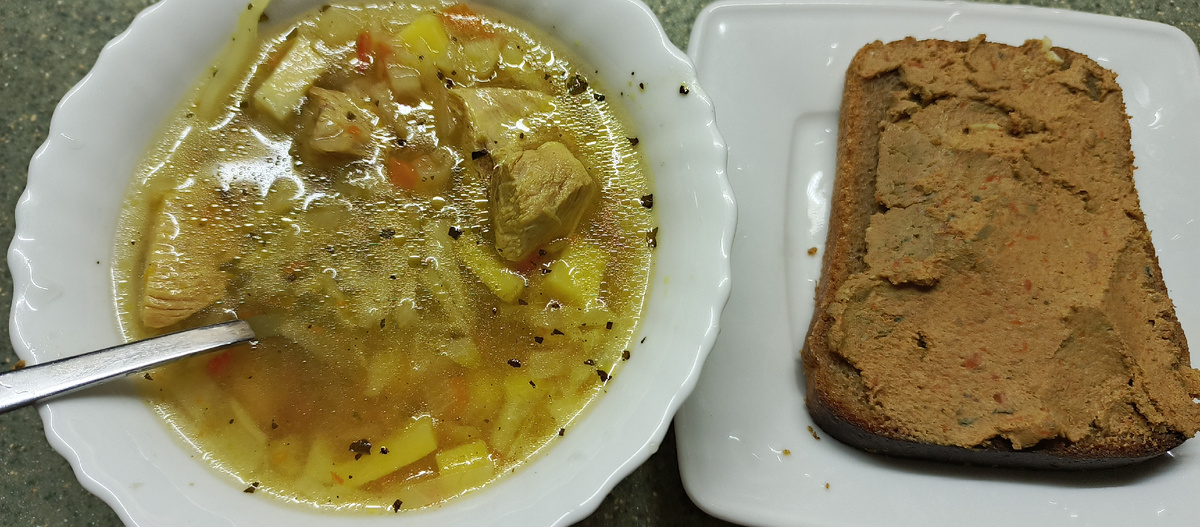 Мой обед: щи и бутерброд с паштетом