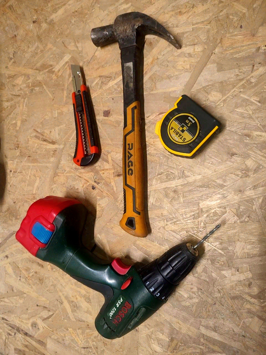 Я пользуюсь вот таким молотком, он прошел все испытания