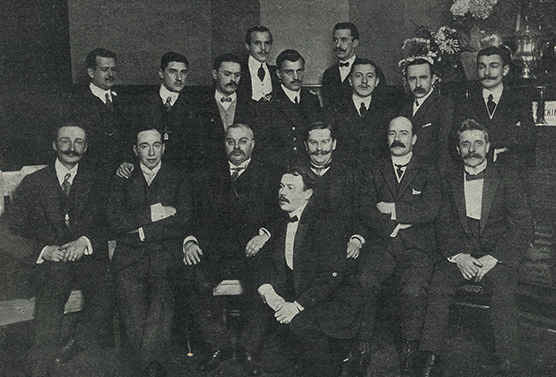 6 января 1912 года. Делегаты русских организаций на учредительном собрании Всероссийского футбольного союза. В нижнем ряду второй слева Р.Ф.Фульда, далее А.Д. Макферсон, К.П.Бутусов и Г.А.Дюперрон

Изображение предоставлено издательством «Красивая книга»