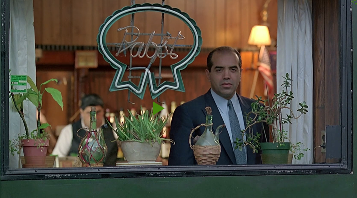 Сонни увидел байкеров из окна. Кадр из фильма "Бронкская история" 1993 г.