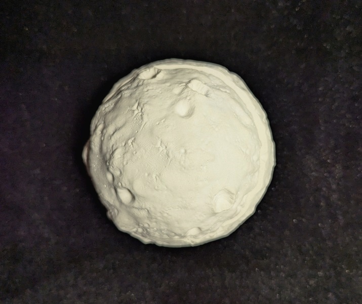 Это не Луна. Это шкатулка, которую мне подарили на Новый год. Фото моё.