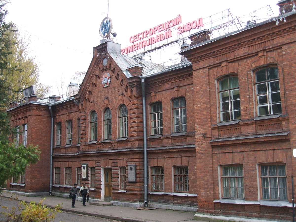 Сестрорецкий инструментальный завод имени С. П. Воскова (бывший Сестрорецкий оружейный завод) — основан по указу Петра I. Строительство началось в июне 1721 года, открыт 27 января 1724 года. С мая 2008 года территория завода начала освобождаться для многоэтажного типового строительства
