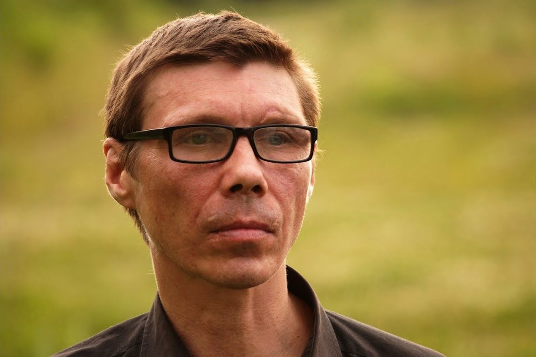 Владимир Бурдин - поэт, автор и исполнитель песен, один из основателей группы «Смысловые галлюцинации» (фиои)