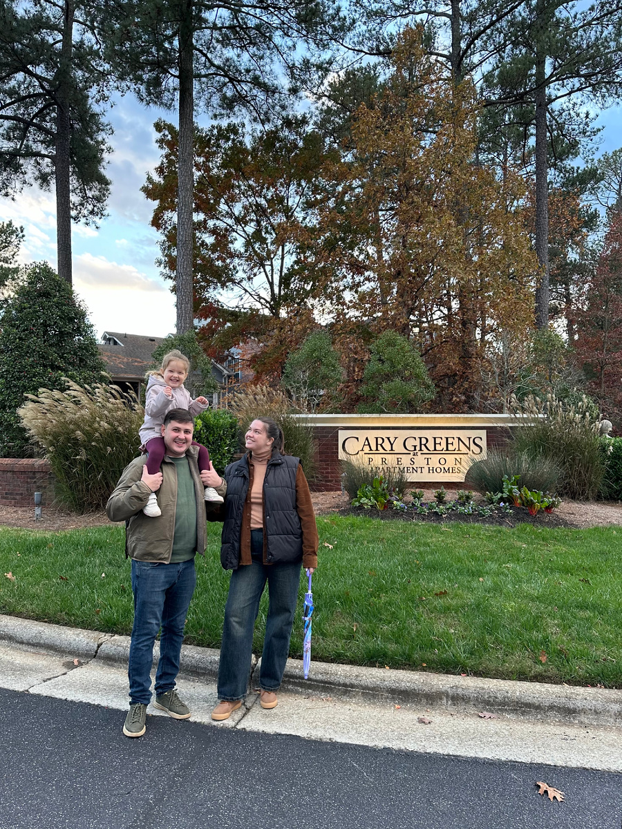 Антонина, Лаша и Лиза в первый день после переезда в Кэри (Северная Каролина)