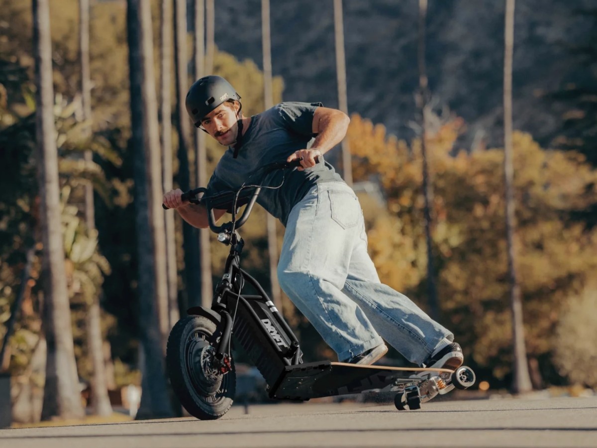    Dryft Board сочетает в себе особенности лонгборда и электросамоката