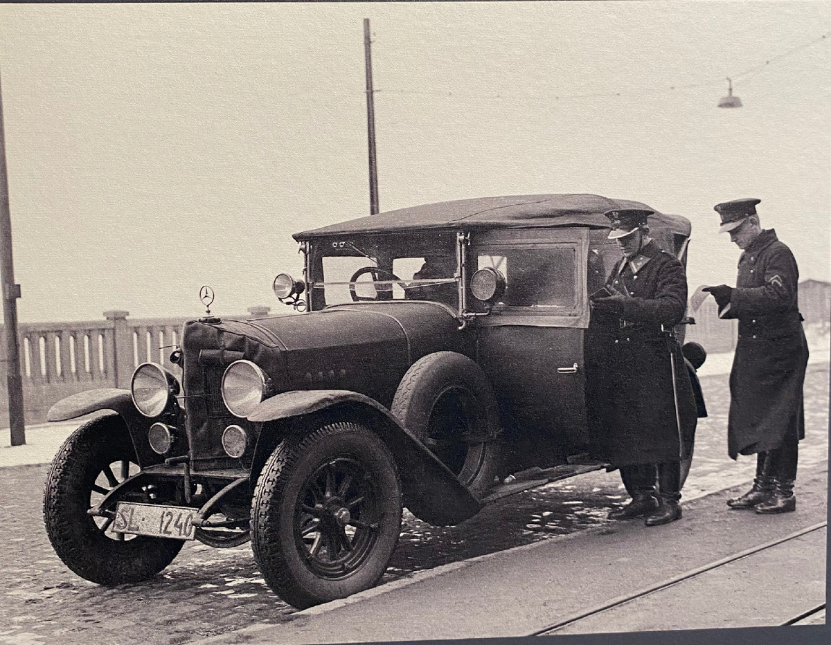 Проверка документов полицией. Краков 1932 год.