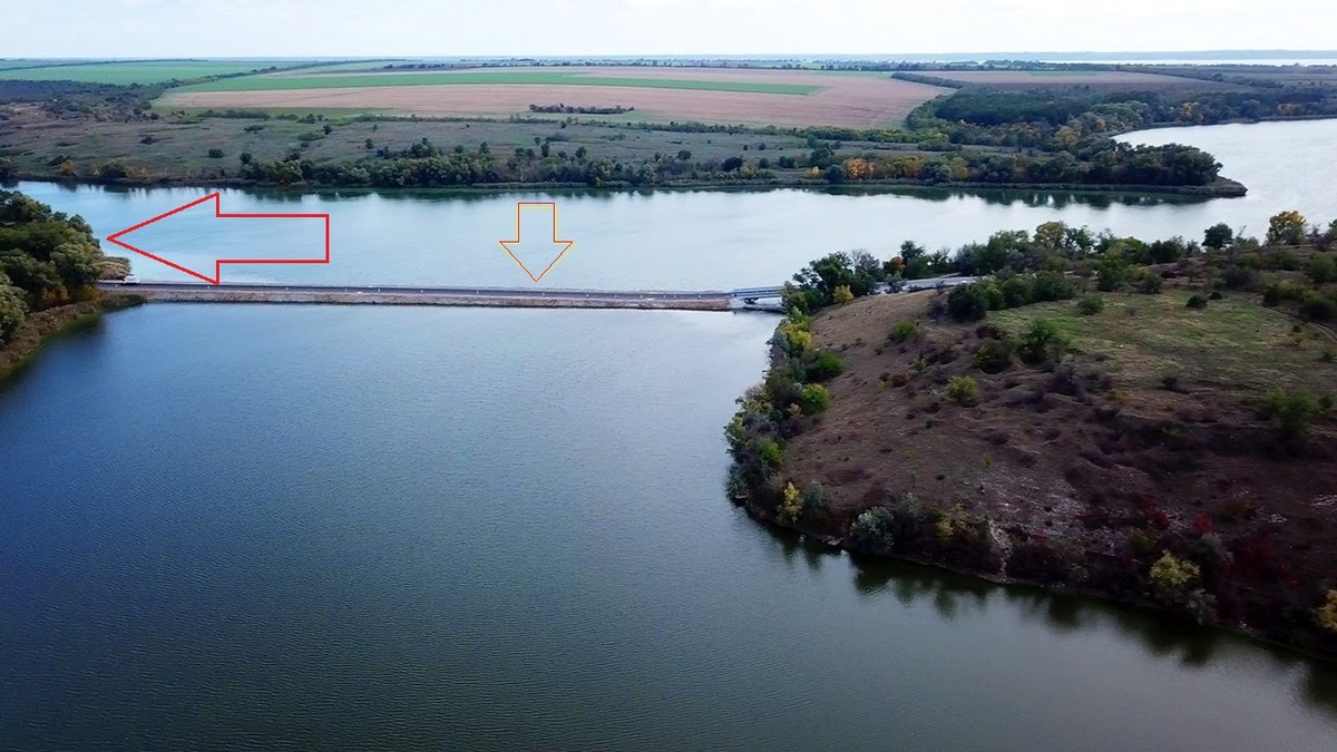 Это новая дамба,а 40 лет назад старая состояла из крупных каменюк и больших деревьев. Рыба ловилась слева. Прямо - клевала мелочь.