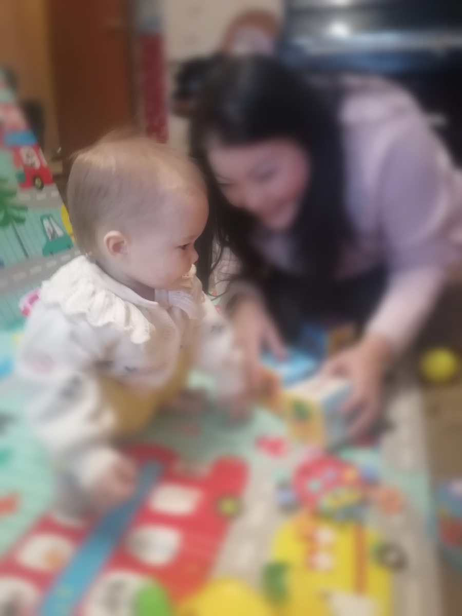 Играет с моей сестрой в кубики