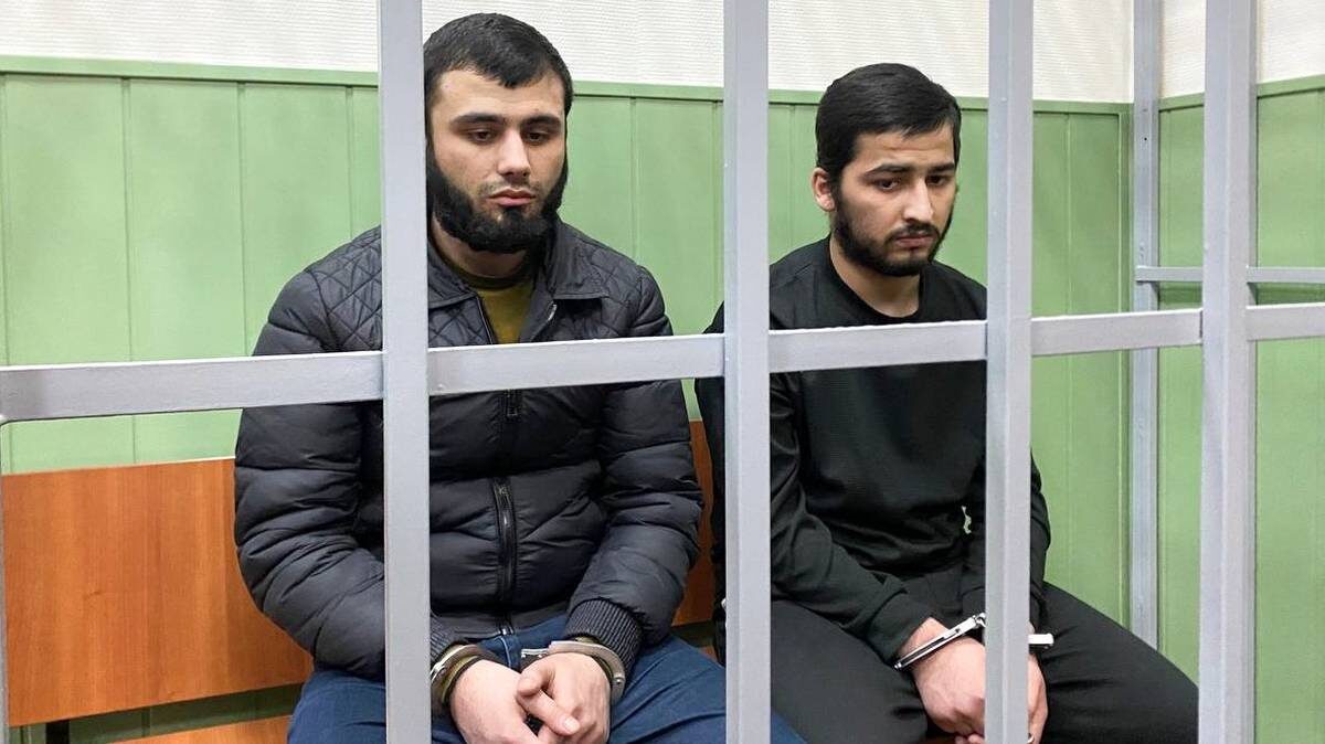    Фигуранты дела о теракте в концертном зале «Крокус Сити Холл» Шахромджон Гадоев и Мустаким Солиев (слева направо) в Басманном суде во время рассмотрения ходатайства следствия о продлении срока ареста / Фото: Алиса Иванец / ТАСС
