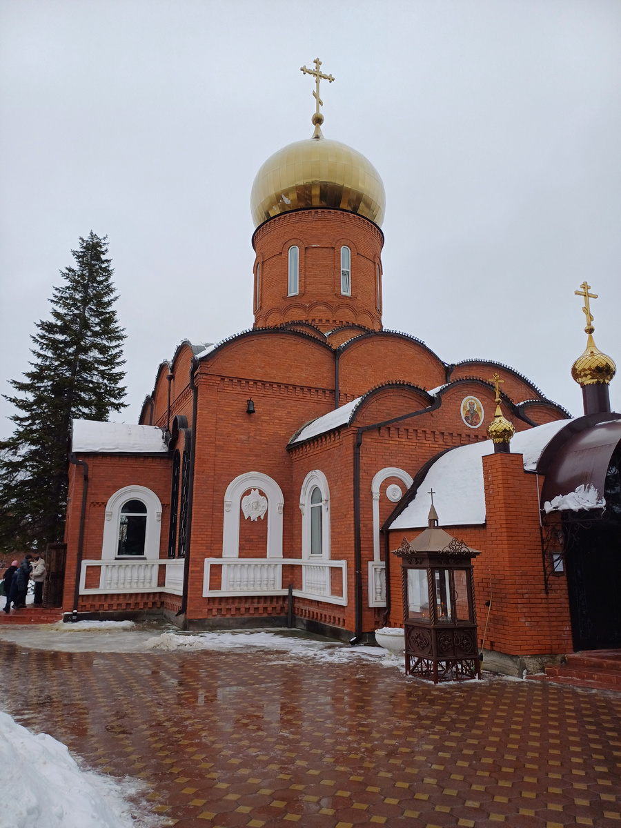 Очень красивый Храм! Слева начинается очередь за Святой водой.