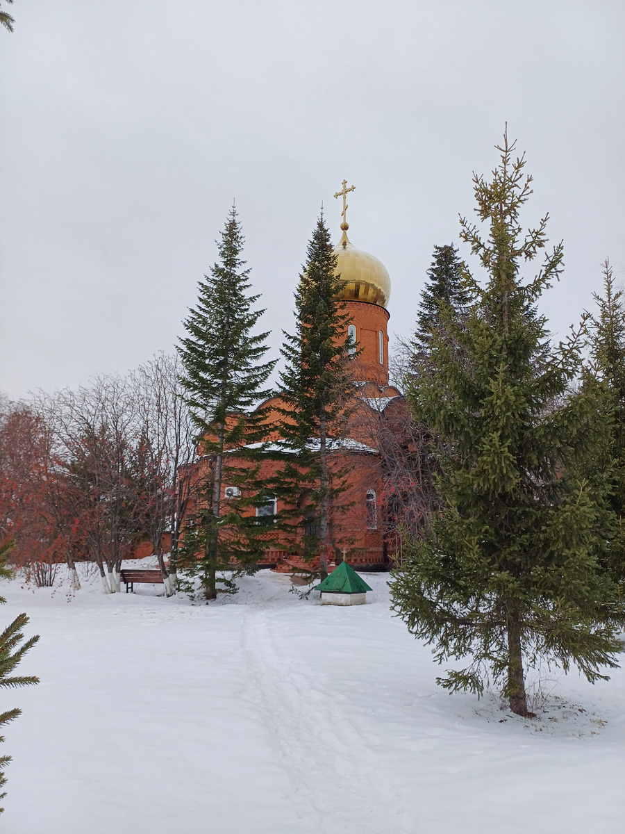 И природа вокруг Храма тоже прекрасная.