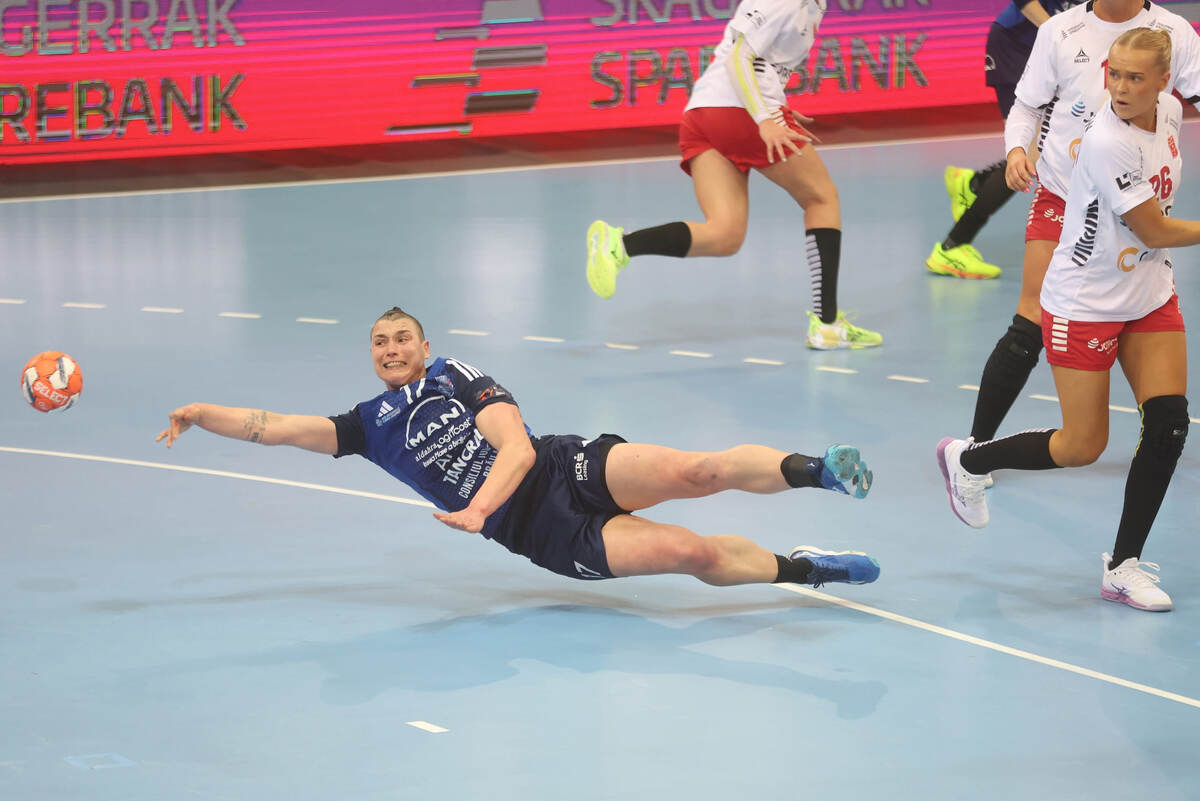    Катарина Ежич - лучший бомбардир "Дунэри" в матче с "Ларвиком"