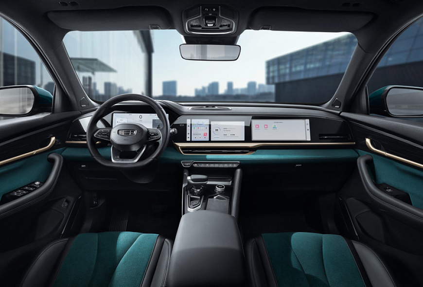 Интерьер
Салон Geely Monjaro выполнен с использованием качественных материалов, что делает его конкурентоспособным в своем классе. Водитель и пассажиры получают комфортные сиденья с хорошей боковой поддержкой. Центральное место в интерьере занимает большой сенсорный экран мультимедийной системы, который интегрирован с цифровой приборной панелью. В салоне достаточно места для пяти человек, а багажник предлагает объем, достаточный для повседневных нужд.