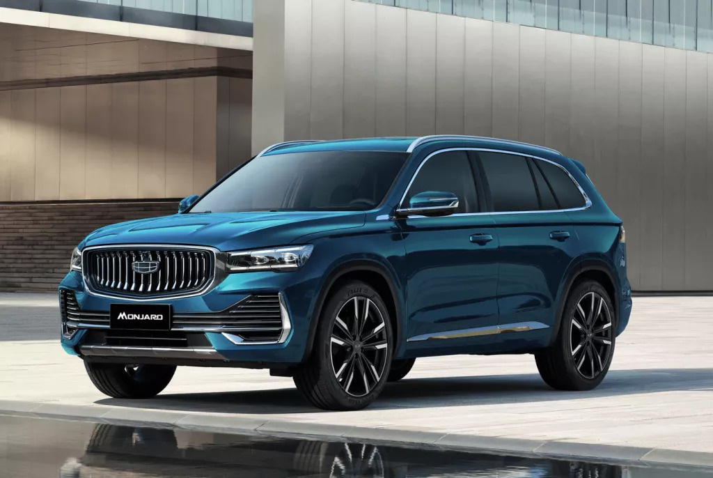 Дизайн
Geely Monjaro выделяется агрессивным и современным дизайном. Передняя часть автомобиля украшена массивной решеткой радиатора с хромированными элементами, которая гармонично сочетается с узкими светодиодными фарами. Линии кузова динамичные и выразительные, что придает кроссоверу спортивный вид. Задняя часть также выглядит стильно, благодаря светодиодным фонарям, соединенным световой полосой.