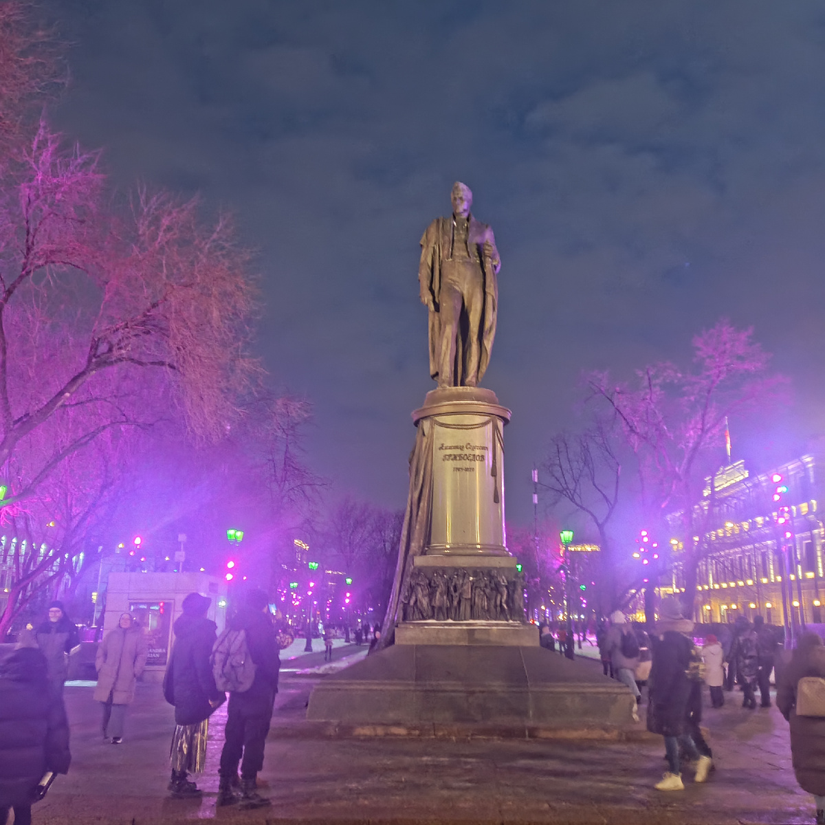 Чистые пруды. Памятник Александру Сергеевичу Грибоедову ночью. Снято в 17:00 06.01.2025.