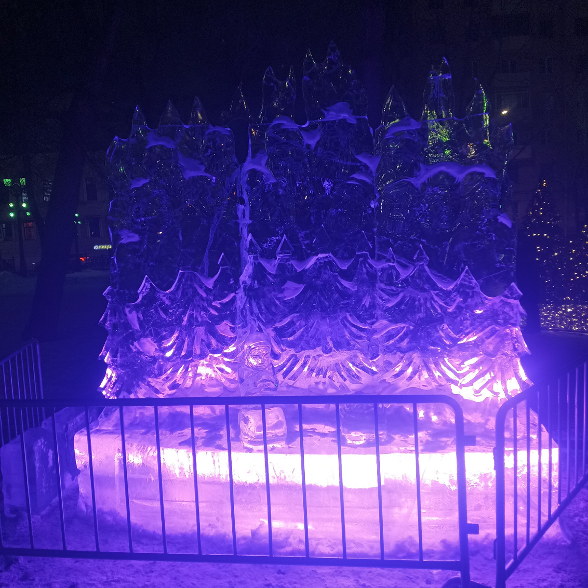 Не знаю, что символизирует скульптура. Снято 06.01.2025