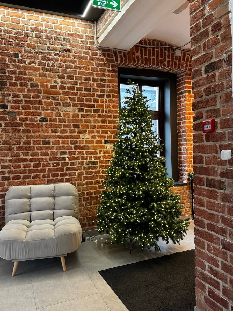 Новый Московский офис в TrendAgent при входе вас встретит елочка и прекрасное настроение.