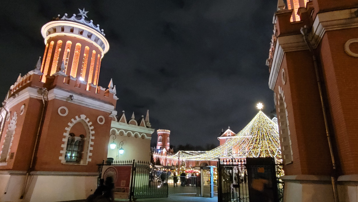 Центральный вход. Фото автора.