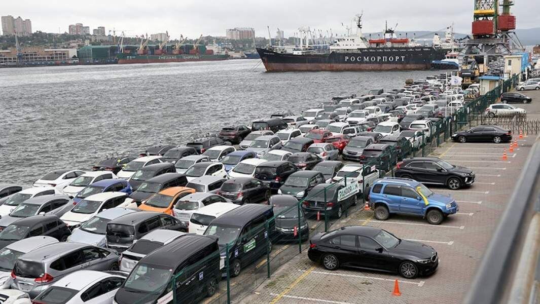 Почему россияне покупают автомобили за границей?**

1. **Цена**  
   В некоторых странах автомобили стоят дешевле, чем в России, особенно это касается подержанных машин. Например, в Японии, Германии или США можно найти авто в хорошем состоянии по привлекательной цене.

2. **Выбор моделей**  
   За границей доступны модели, которые официально не поставляются в Россию. Это могут быть редкие версии, электромобили или автомобили с уникальными характеристиками.

3. **Состояние автомобиля**  
   В некоторых странах (например, в Японии или Германии) автомобили содержатся в идеальном состоянии благодаря качественным дорогам и строгому техобслуживанию.
