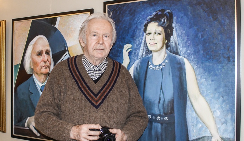 Рейн Раамат рядом со своими работами на выставке живописи в Куусалу (08.03.2017). [Фото взято с сайта журнала «Sonumitooja»]