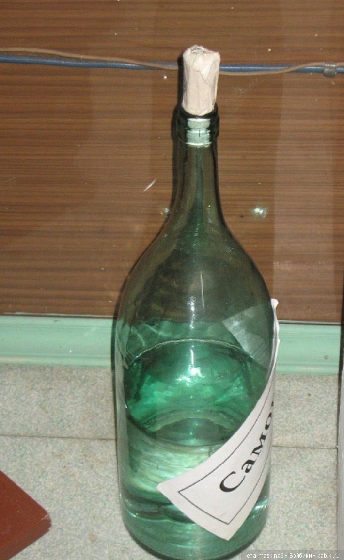 Примерно так выглядела бутылка с водой. Судя по фото, здесь напиток повышенной крепости. Но интернет плохо знает, как выглядит газетная "затычка" для бутылки. Фото интернет. 