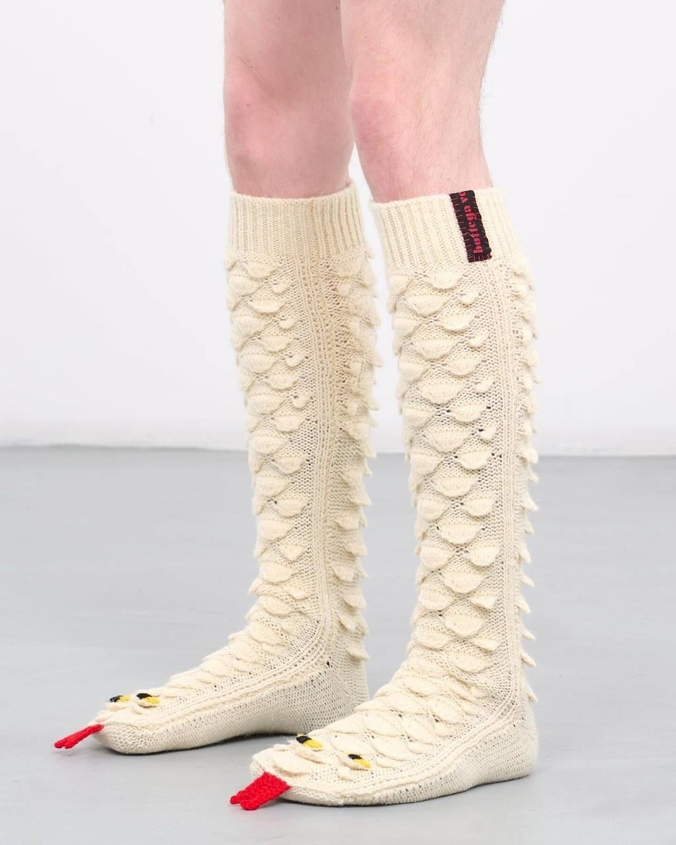 Bottega Veneta представила гольфы со змеей к Году Змеи 