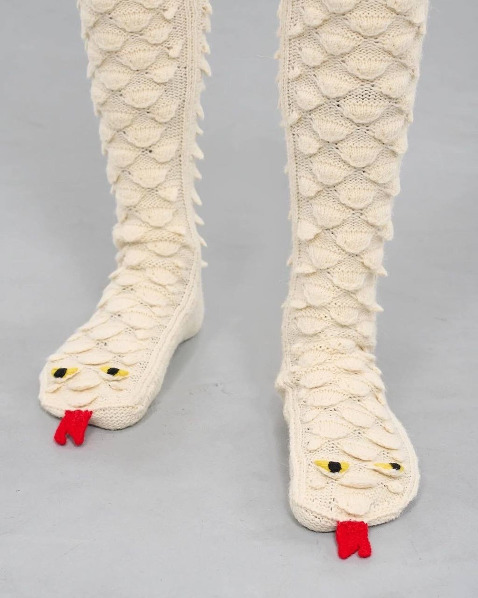 Bottega Veneta представила гольфы со змеей к Году Змеи 