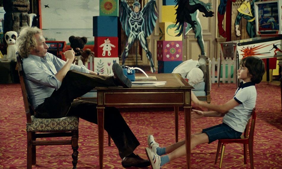 Юный актёр Фабрис Греко тоже сидит на советском детском стульчике