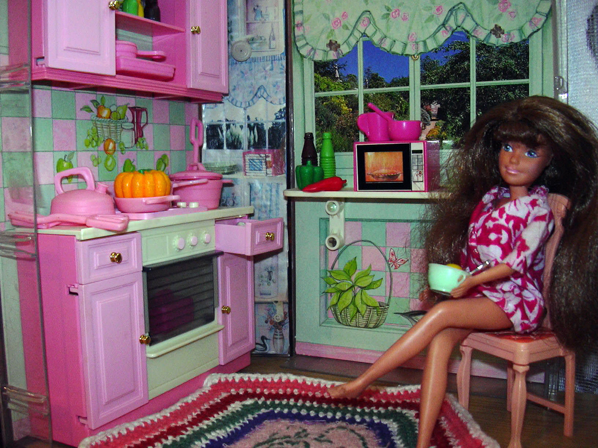 8 августа 2005 года. Кукла и мебель Cassy, а на полу коврик, связанный мной – разноцветный шестиугольник с вышивкой "Cassy"