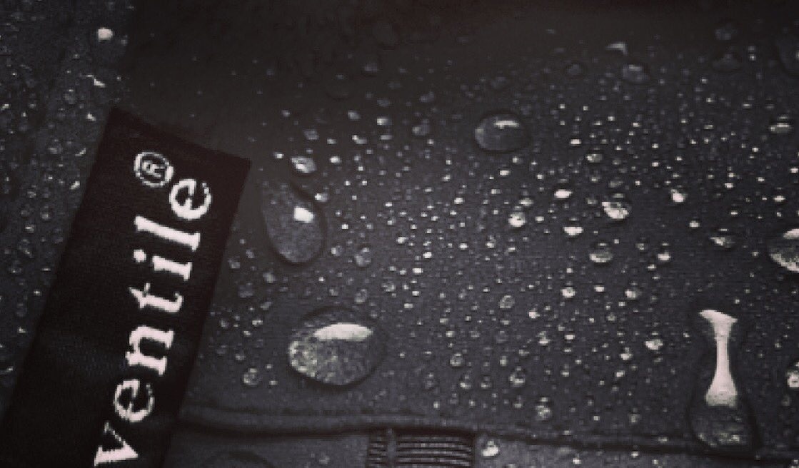 Нет сомнений, что Ventile заставляет воду собираться в капли, но почему это происходит?