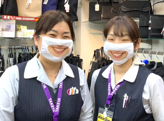 Вот здесь диссонанса нет, потому что глаза тоже улыбаются