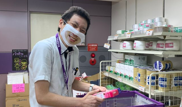 Он щурится для фото, но под маской у него нет улыбки