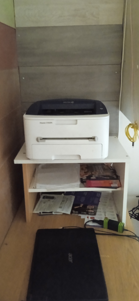 принтер на пьеджестале.