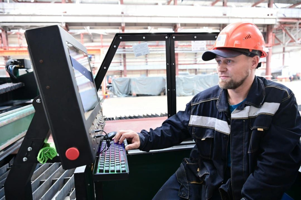 Оператор станка на цифровой верфи / Фото: "Онежский судостроительно-судоремонтный завод", АО  📷
