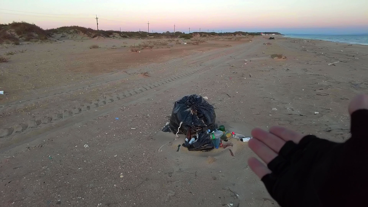 Мусор на Бугазской Косе, Анапа, октябрь 2022