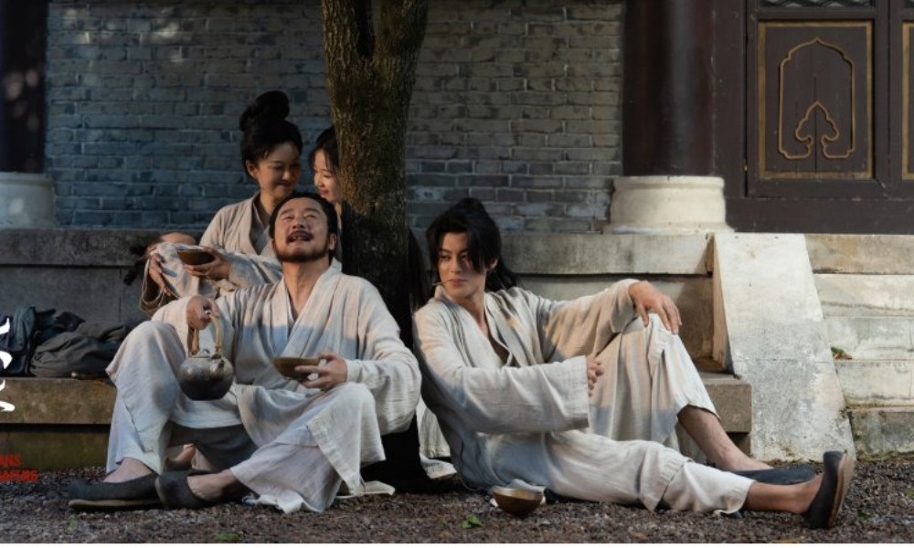 Семья героя -дядя, тетя, брат и сестра.