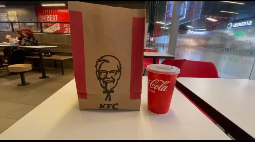 Буквально на днях была в кафе этой сети. Опять долго не пойду. И чего только молодежь в ней находит. Лучше бы смаженку съела