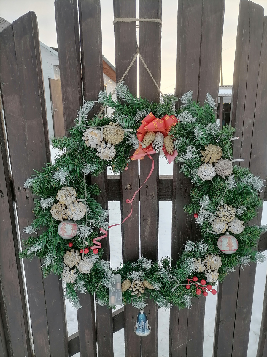 Пора бы уже  снимать... До свидания, Новый год! (в смысле, праздник) 