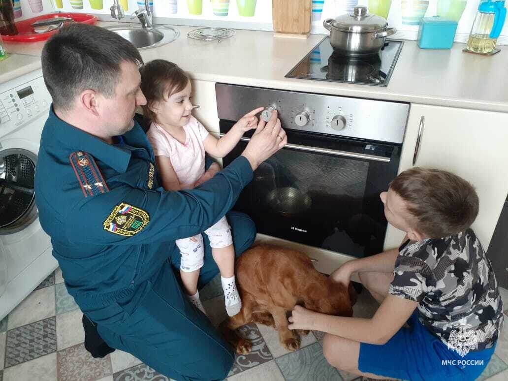 Объясните детям как пользоваться электроприборами. МЧСЕАО