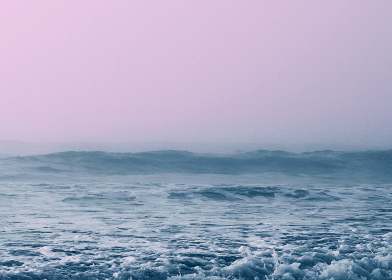 Море (анимированная картинка из открытого источника Яндекс)."...А брег волна морская лижет,..."