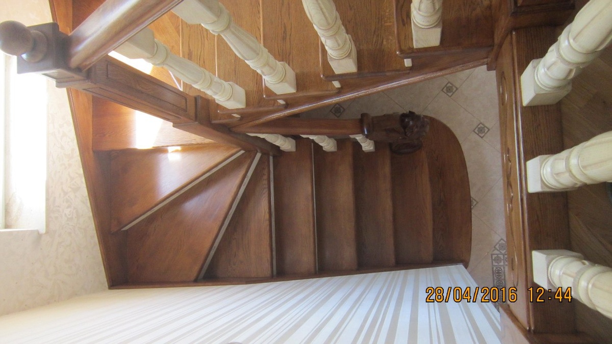 П-образная лестница с 6 поворотными ступенями.